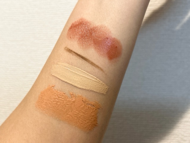 腕に塗った複数のメイク