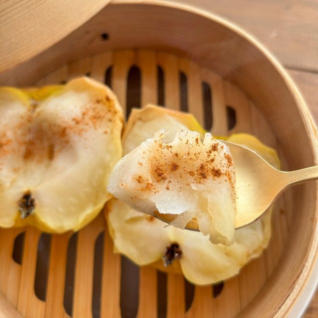 シナモンをかけた蒸しりんご