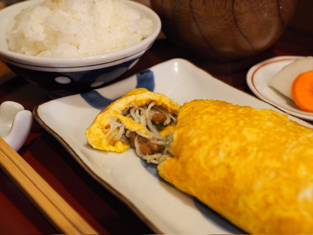 しらすと納豆が入ったオムレツの断面