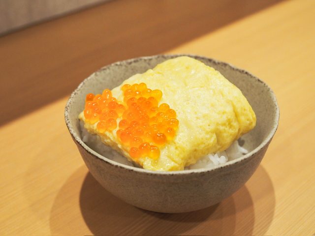 だし巻き玉子といくらをご飯にのせた様子