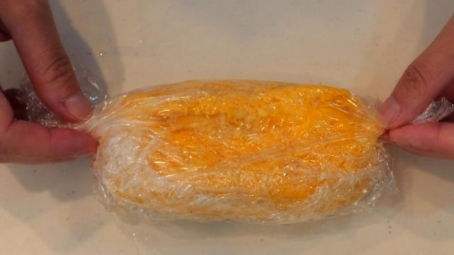 ラップで包んだオムレツ