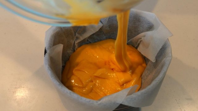 耐熱容器に入れた生地