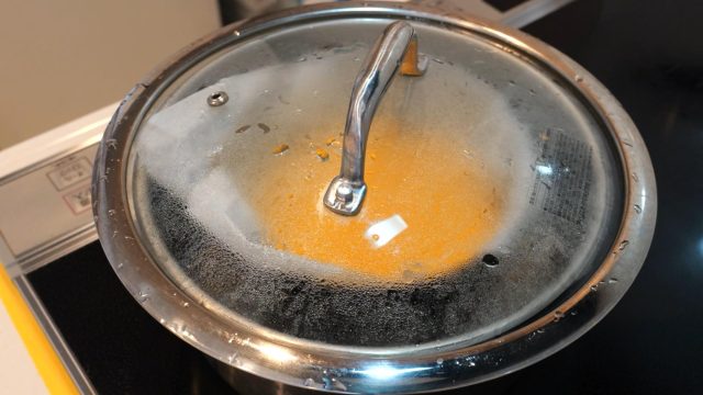 鍋で加熱している蒸しパン