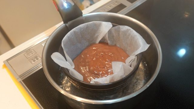 お鍋で蒸している生地