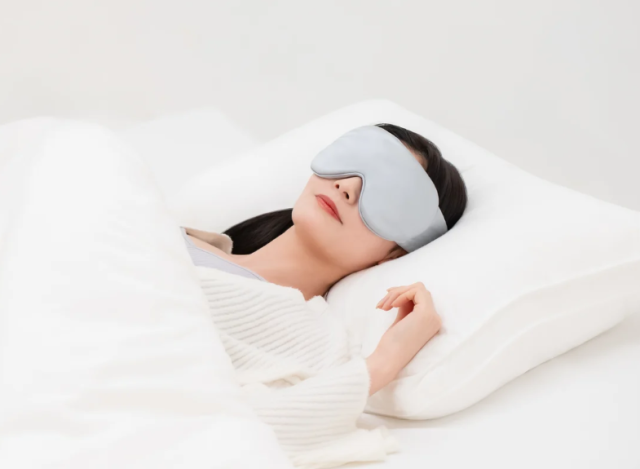 明るい部屋でアイマスクを着けて眠る女性