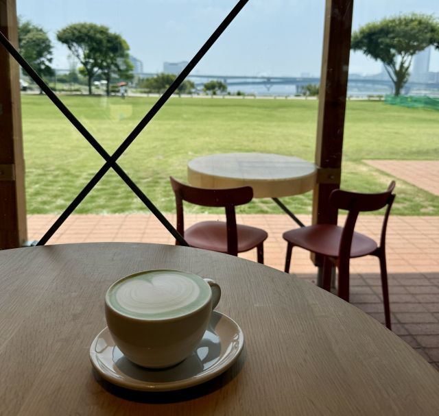 テーブルに置かれたコーヒー