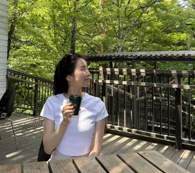 テラス席に座る女性