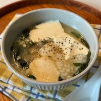 レンジで簡単！卵なしでも満足「豆腐とわかめの中華風雑炊」
