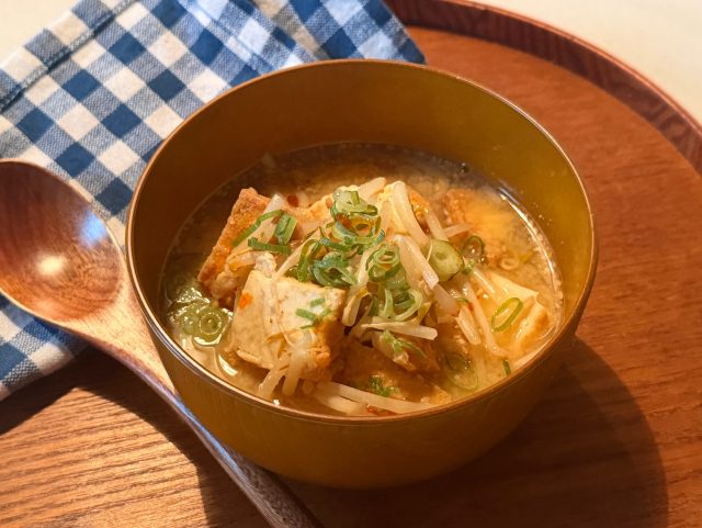 厚揚げともやしのごま味噌スープ