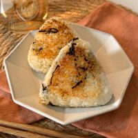 余りごはんをおいしく活用！「塩昆布バター焼きおにぎり」