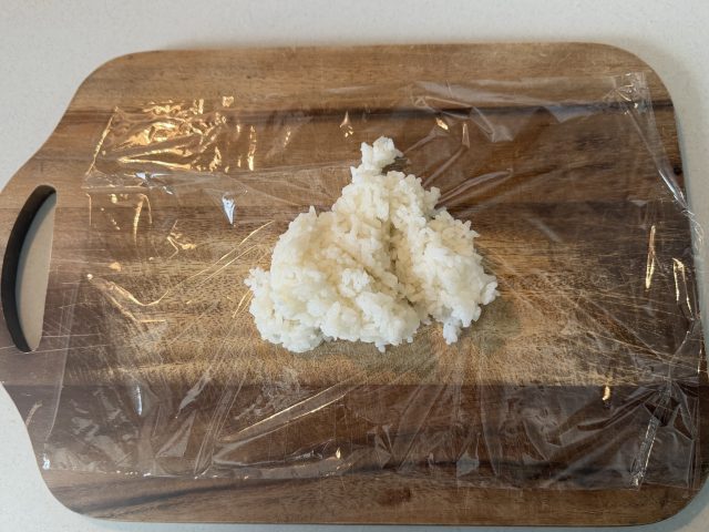 ラップにごはんをのせる様子