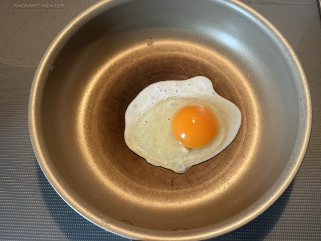 フライパンで目玉焼きを作る様子