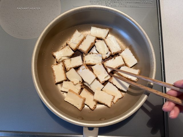 フライパンで厚揚げを焼く