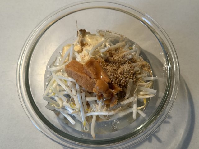 水と味噌、白すりごまなどの調味料を加えた耐熱容器
