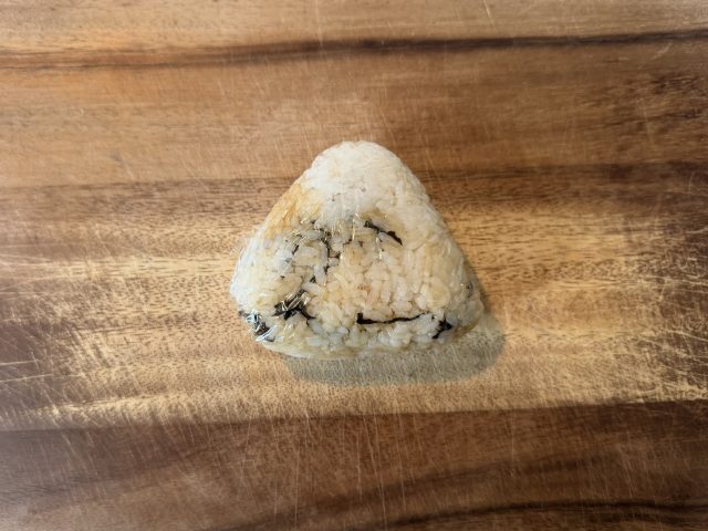 塩昆布を混ぜたごはんを三角に握る様子
