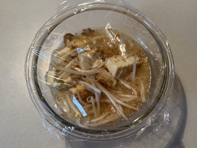 加熱前の厚揚げともやしのごま味噌スープ