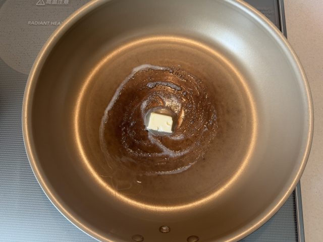 フライパンでバターを溶かす様子