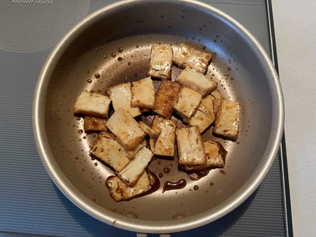 厚揚げにタレをからめる