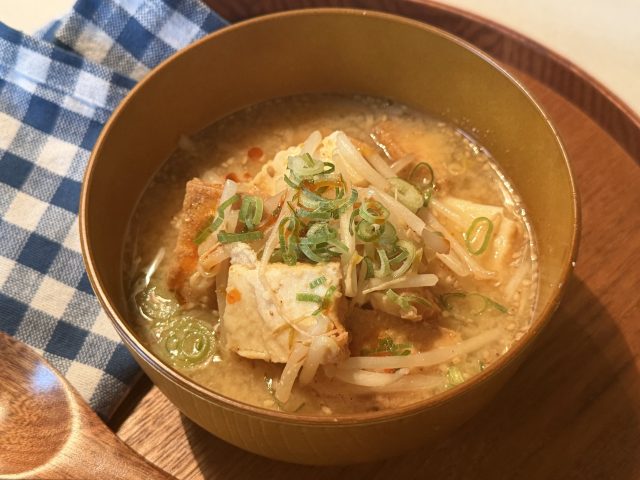 ラー油とねぎをのせた厚揚げともやしのごま味噌スープ