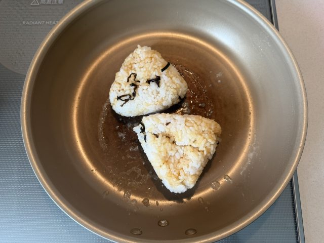 フライパンで焼きおにぎりを焼く様子