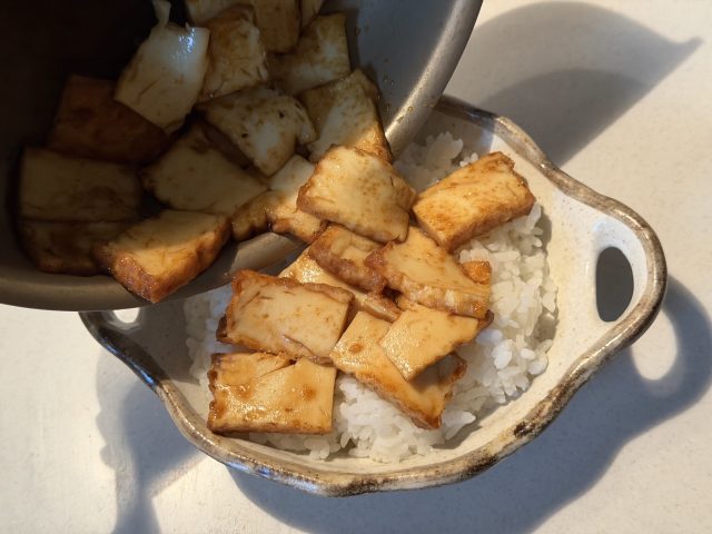 厚揚げ甘辛丼に半熟卵をのせる