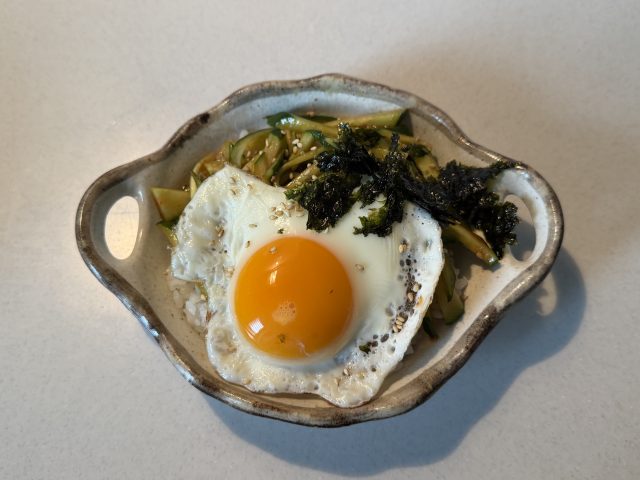 海苔と白ごまをトッピングしたピリ辛きゅうり丼