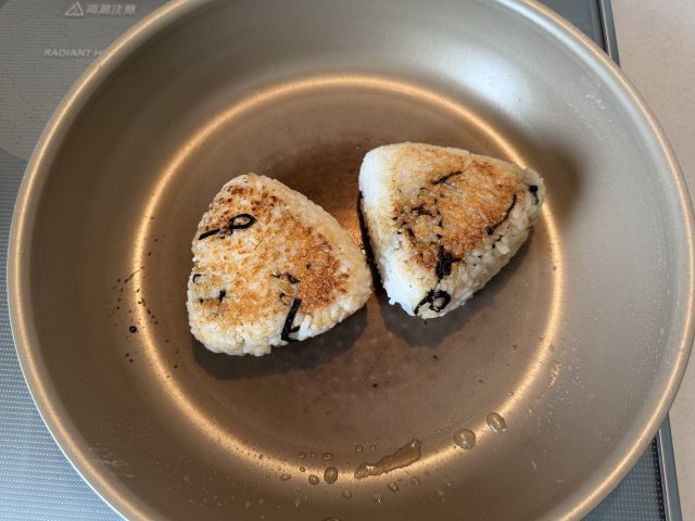 こんがり焼けた塩昆布バター焼きおにぎり
