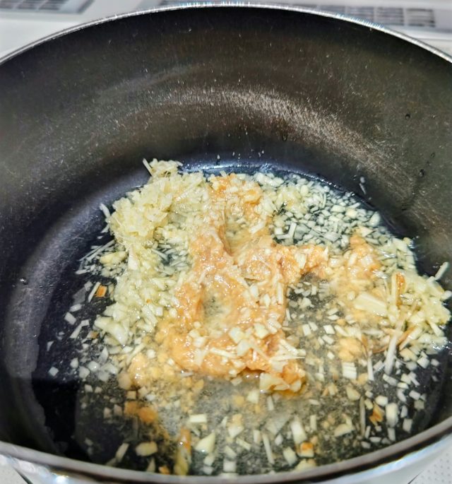 小鍋で生姜味噌を加熱している様子