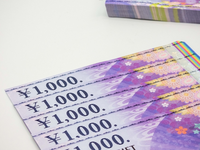 1,000円の金券が並ぶ様子