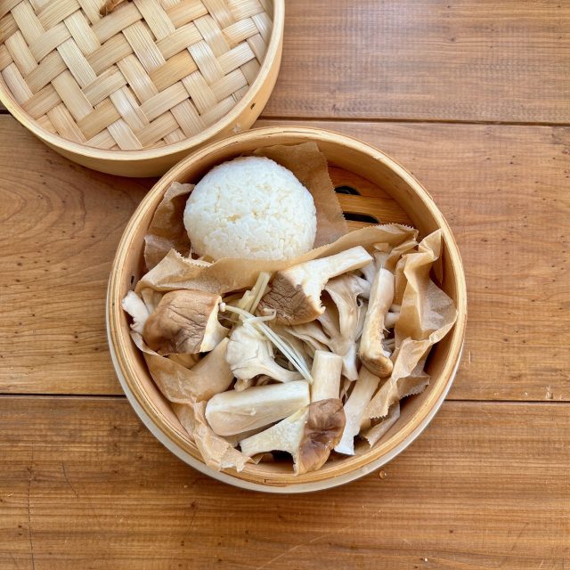 せいろにえのき、まいたけ、エリンギを並べる