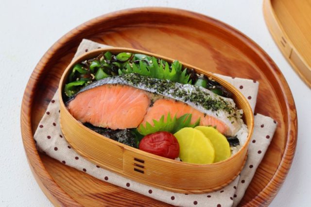 「塩鮭のレンジ蒸し」「ピーマンと塩昆布のナムル」