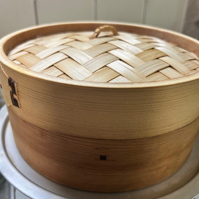 きのこ、さつまいも、ごはん、卵をせいろで蒸す