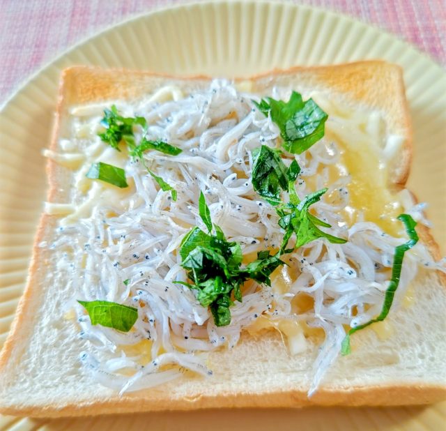 生姜味噌としらす、チーズをのせて焼いたトースト