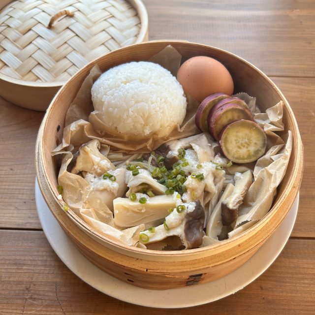 蒸し上がったきのことさつまいも、ごはん、卵の朝ごはんプレート