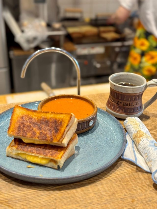 チーズトーストとトマトスープ
