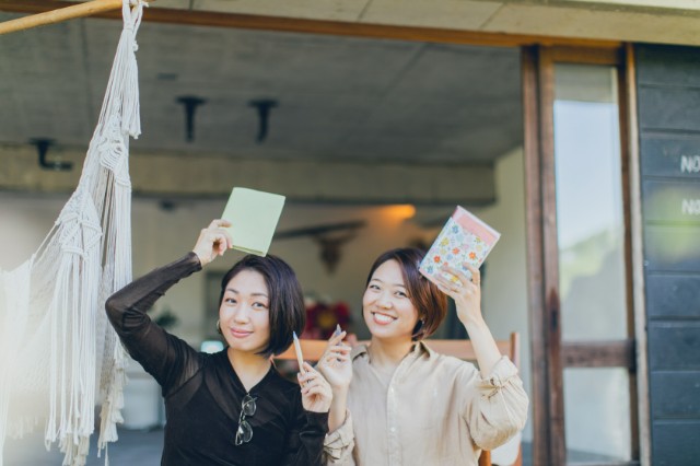 2人の笑顔の女性