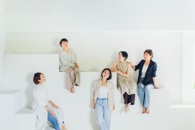 話をする5人