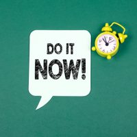 【be動詞は便利】英語「It’s now or never」の意味って？