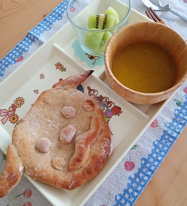 動物の形のパンと朝ごはん