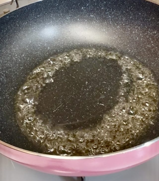 フライパンでグラノーラの材料を加熱する様子