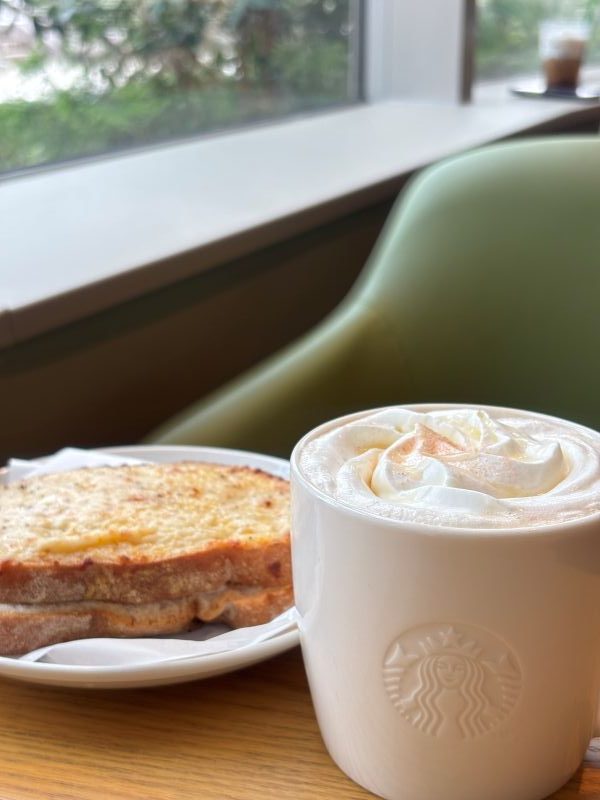 カフェラテとパン