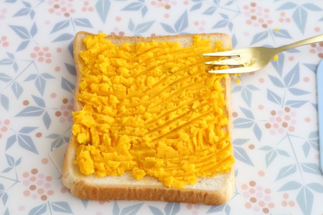 かぼちゃを食パンに塗る