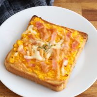 のせて焼くだけ！甘じょっぱい「かぼちゃのベーコンチーズトースト」