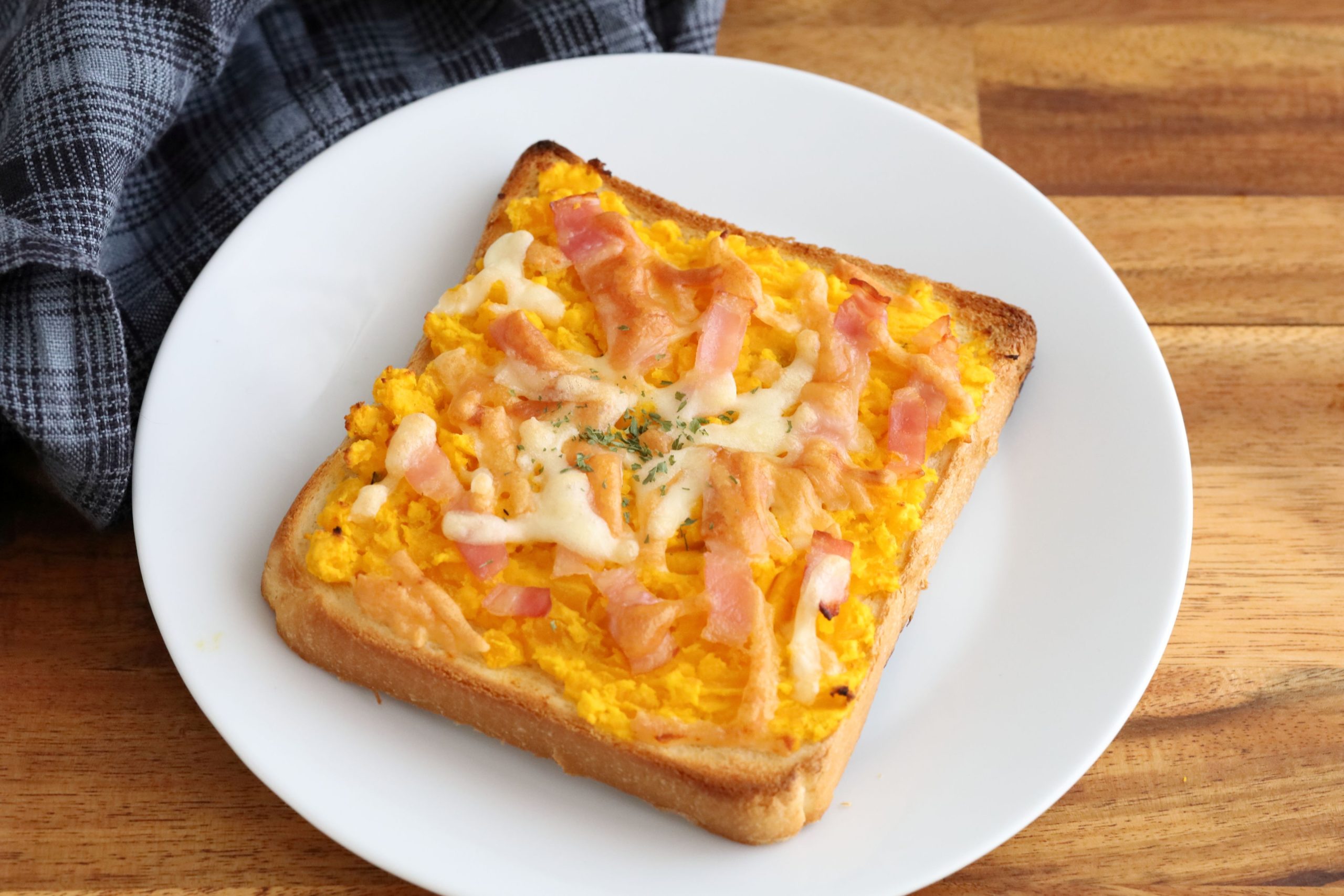 のせて焼くだけ!甘じょっぱい「かぼちゃのベーコンチーズトースト」
