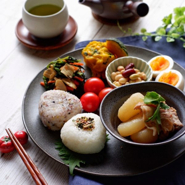 秋の乾燥・不調が気になる人へ！食事とヨガで整える簡単ケア3つ