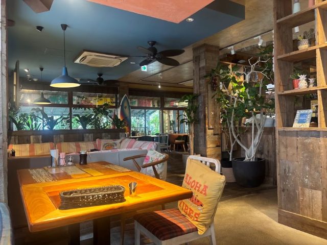 広々としたコナズ珈琲の店内