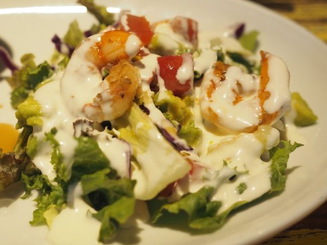 シュリンプアボカドサラダプレートの料理