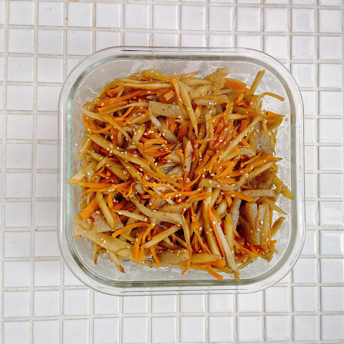 お弁当に便利！食物繊維もとれる「ごぼうとこんにゃくのきんぴら」の作り置き