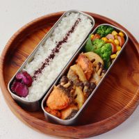秋に食べたい！ご飯がすすむ「鮭とれんこんの味噌だれ焼き」「ブロッコリーコーンバター」2品弁当