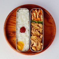 うまみ爆弾！「えのきと豚こま肉の生姜焼き」「にんじんとちくわの磯辺和え」2品弁当